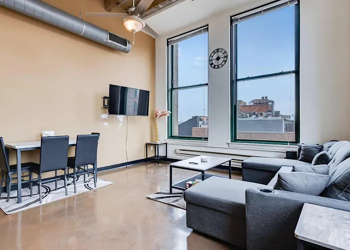 Apartment West Loop - Views With In & Out Parking 4