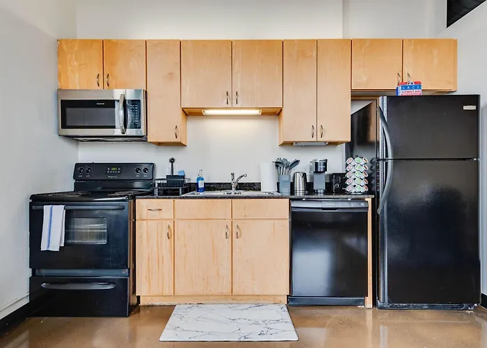 Apartment West Loop - Views With In & Out Parking 4 *