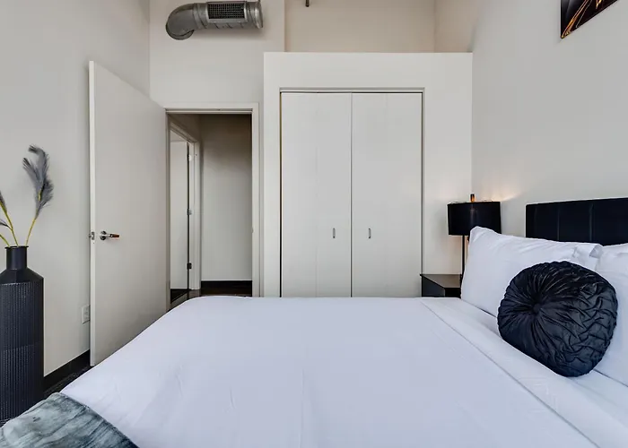 Apartment West Loop - Views With In & Out Parking 4 *