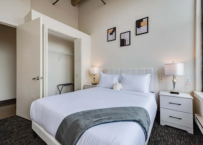 Apartment West Loop - Views With In & Out Parking 4 *