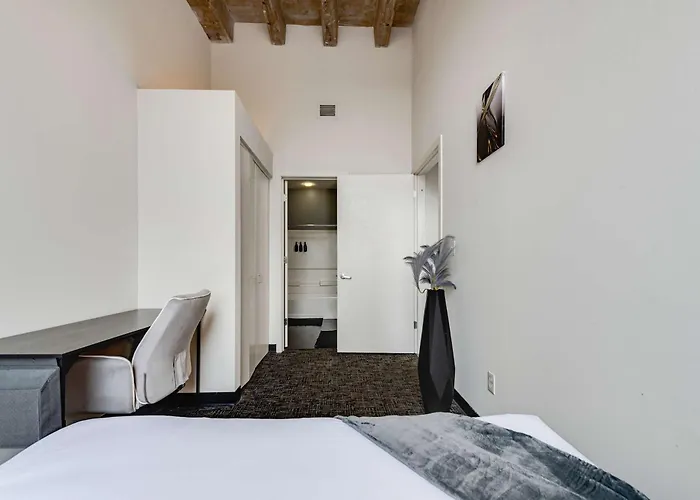 West Loop - Views With In & Out Parking 4 *