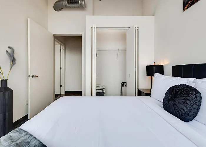 West Loop - Views With In & Out Parking 4 Apartment *
