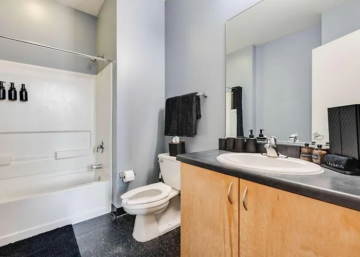 West Loop - Views With In & Out Parking 4 Apartment *