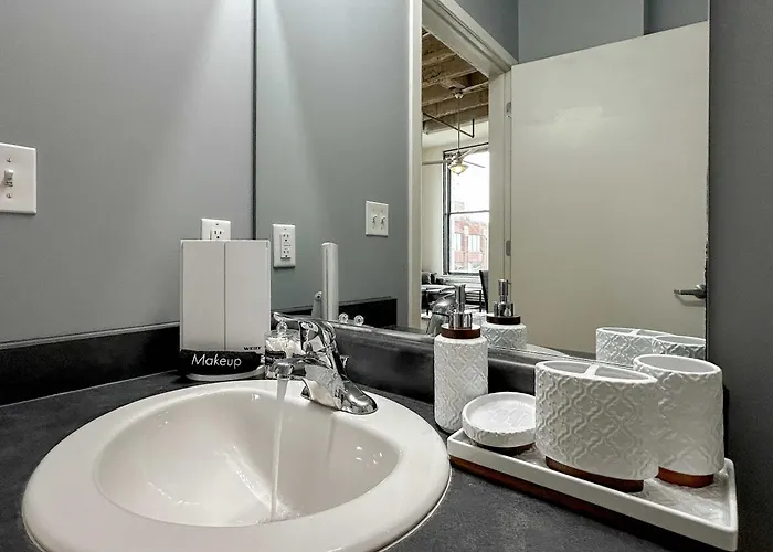 West Loop - Views With In & Out Parking 4 *
